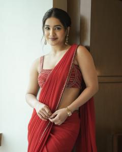 saniya-iyappan-in-red-chiffon-saree-photos-004