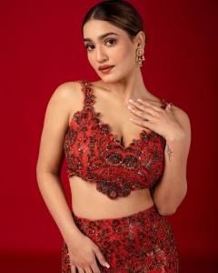 saniya-iyappan-in-red-fish-cut-lehenga-photos-001