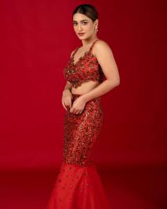 saniya-iyappan-in-red-fish-cut-lehenga-photos-002