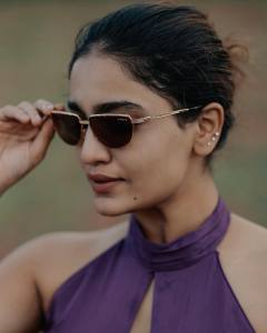 saniya-iyappan-in-shorts-and-top-001