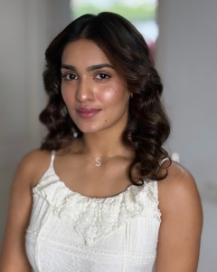 saniya-iyappan-in-tiered-spaghetti-straps-a-square-neckline-white-top-design-photos-001