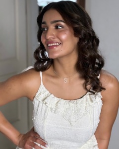 saniya-iyappan-in-tiered-spaghetti-straps-a-square-neckline-white-top-design-photos-002