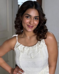 saniya-iyappan-in-tiered-spaghetti-straps-a-square-neckline-white-top-design-photos-003