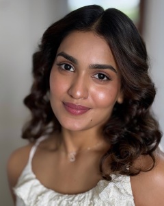 saniya-iyappan-in-tiered-spaghetti-straps-a-square-neckline-white-top-design-photos