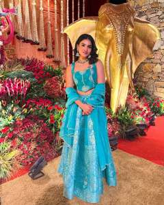 saniya-iyappan-in-wedding-function-dress-ideas-photos