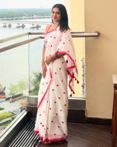 saniya-iyappan-in-white-cotton-saree-with-love-print-design-photos-004