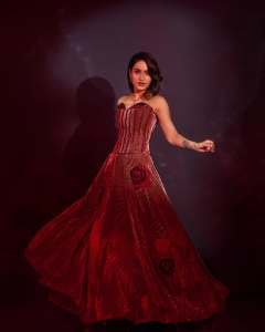 saniya-iyappan-in-wine-red-gown-dress-photos-001