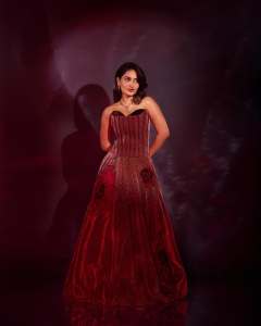 saniya-iyappan-in-wine-red-gown-dress-photos-008