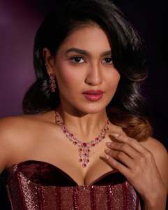 saniya-iyappan-in-wine-red-gown-dress-photos-009