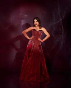 saniya-iyappan-in-wine-red-gown-dress-photos-011