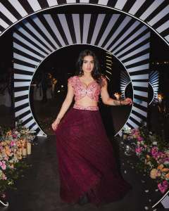saniya-iyappan-in-wine-red-gown-dress-photos-012