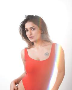 saniya-iyappan-latest-photos-in-Red-Body-Suit