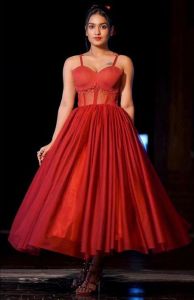 saniya iyappan latest pics in red dress -002
