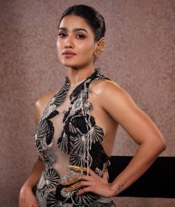 saniya-iyappan-new-gown-dress-photoshoot-001