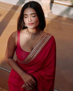 saniya-iyappan-new-photos-in-red-saree-001
