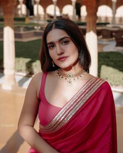 saniya-iyappan-new-photos-in-red-saree