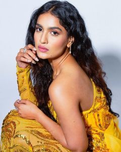 saniya-iyappan-new-photoshoot-at-Siima-awards-2021-001