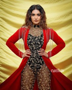 saniya-iyappan-new-photoshoot-for-vanitha-001