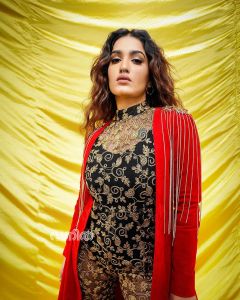 saniya-iyappan-new-photoshoot-for-vanitha-004