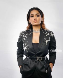saniya-iyappan-new-photoshoot-for-vanitha-012