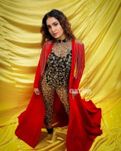 saniya-iyappan-new-photoshoot-for-vanitha-017