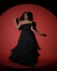 saniya-iyappan-new-pics-in-black-dress-001