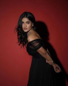 saniya-iyappan-new-pics-in-black-dress-003