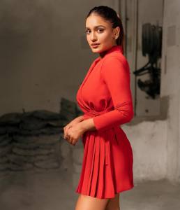 saniya-iyappan-orange-shorts-photos-001