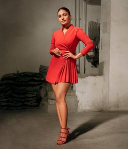 saniya-iyappan-orange-shorts-photos-002