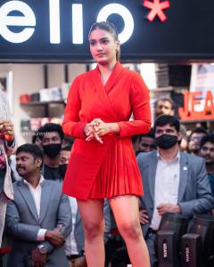 saniya-iyappan-orange-shorts-photos-003