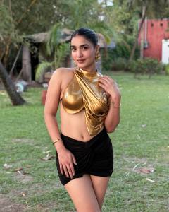 saniya-iyappan-stunning-birthday-dress-and-photos-001