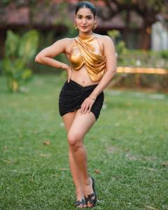 saniya-iyappan-stunning-birthday-dress-and-photos-005