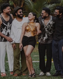 saniya-iyappan-viral-birthday-celebration-photos