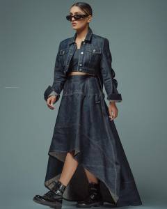 saniya-iyappan-wearing-jeans-outfit-photos