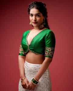 saniya-iyyappan-in-wide-neck-dress-photoshoot-001