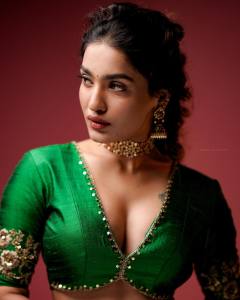 saniya-iyyappan-in-wide-neck-dress-photoshoot-003