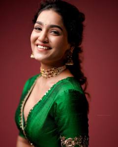 saniya-iyyappan-in-wide-neck-dress-photoshoot-004