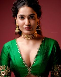 saniya-iyyappan-in-wide-neck-dress-photoshoot-005