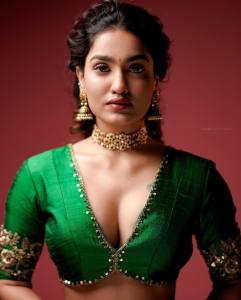 saniya-iyyappan-in-wide-neck-dress-photoshoot-007