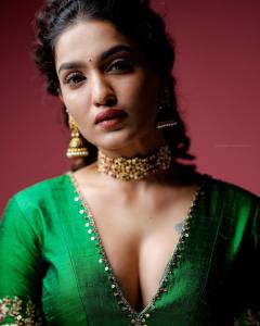 saniya-iyyappan-in-wide-neck-dress-photoshoot-008
