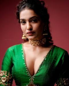 saniya-iyyappan-in-wide-neck-dress-photoshoot-009