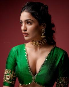 saniya-iyyappan-in-wide-neck-dress-photoshoot-010