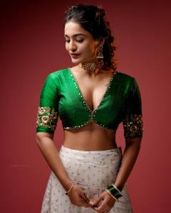 saniya-iyyappan-in-wide-neck-dress-photoshoot-011