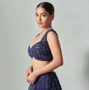 saniya-iyyappan-in-wide-neck-dress-photoshoot-013