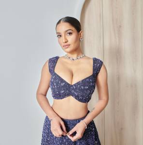 saniya-iyyappan-in-wide-neck-dress-photoshoot-015