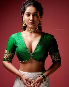saniya-iyyappan-in-wide-neck-dress-photoshoot