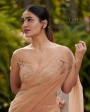 Saniya-Iyappan-new-photos-in-peach-colour-saree-with-elegant-blouse-by-t-and-m-signature