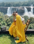 actress saniya iyappan in yellow saree pics-001