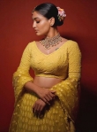 actress saniya iyappan new photoshoot in yellow dress -002