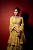 actress saniya iyappan new photoshoot in yellow dress -004
